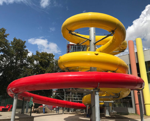 Zwei isolierte Rutschen von AQUARENA im Aquapark Kladno