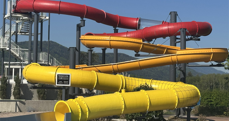 Riesenwasserrutsche Ainring offen und geschlossen mit CrystalTube Element